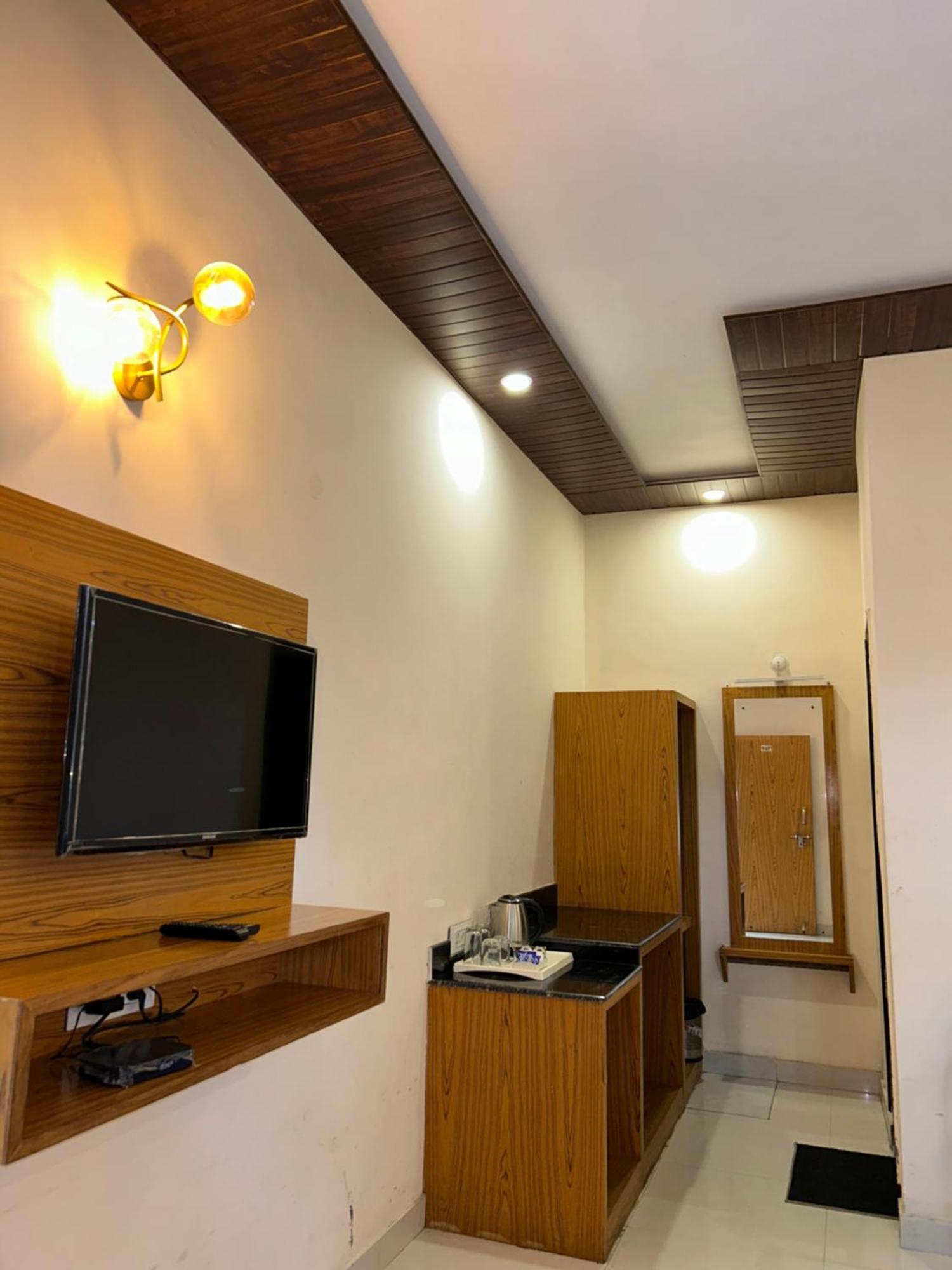 Hotel Maya Regency Bhīm Tāl Exterior foto